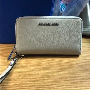 MK LG flat MF phone case Leather color is cement.